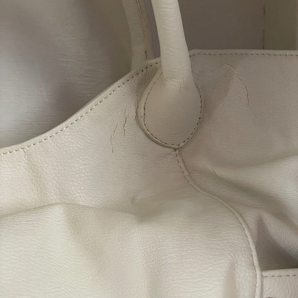 Betsy Johnson Large hand bag. Color: White - Picture 6 of 16